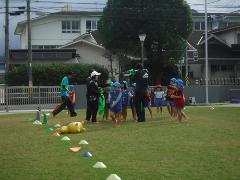 小学校の先生とリレーをしている様子