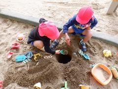 4歳児が砂を掘っている様子