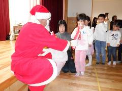 幼児がプレゼントをもらっている様子