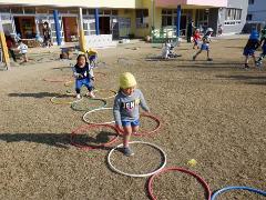 3歳児がフープで遊んでいる様子