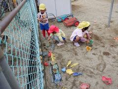 3、4歳児がごちそう作りをしている様子