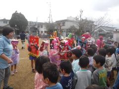 小さい鬼たちがやって来た様子