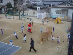 大きい鬼がやって来た様子