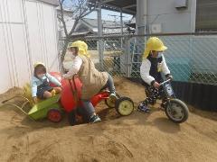 3歳児が土山で遊んでいる様子