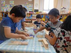 5歳児が木工をして遊んでいる様子