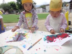 4歳児が絵の具遊びをしている様子