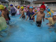 幼稚園のみんなでプールを楽しんでいる様子