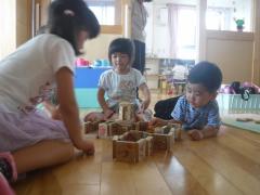 3、4歳児が一緒に遊んでいる様子