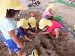 3歳児が砂場で遊んでいる様子