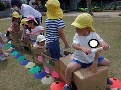 園庭で遊んでいる様子