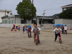 キックバイクで遊んでいる写真