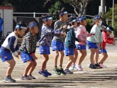 踊りを踊っている写真