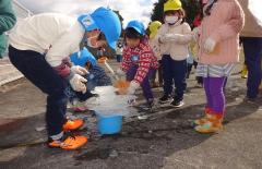 氷で遊んでいる写真