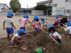小学校の砂場で遊んでいる写真