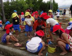 小学校の砂場で遊んでいる写真