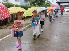 小学校へ行っている写真