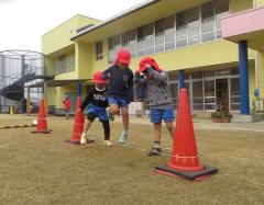 ゴム跳びをしている様子