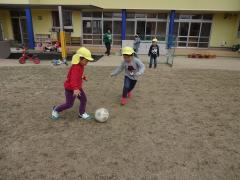 サッカーをして遊んでいる様子