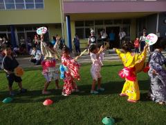 盆踊りを踊っている様子