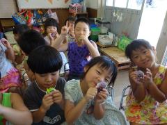 おやつを食べている年中さんの写真