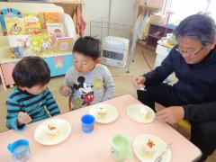 おやつにケーキを食べている写真