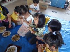 蒸かし芋を食べている写真