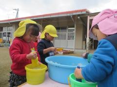 氷で遊んでいる年少さんの写真