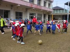 年中さんサッカー対決の写真