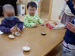 3歳児がこま回しをしている様子