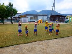 3歳児がダンスをしている様子