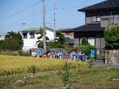 5歳児がお神輿を担いでいる様子