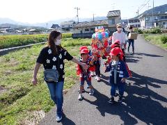 4歳児がお神輿を担いでいる様子