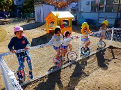 3歳児が一輪車をしている様子