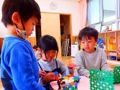 3，5歳児が一緒にブロックをして遊んでいる様子