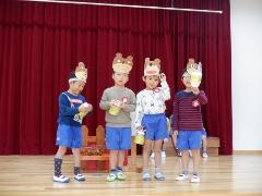 4歳児が劇をしている様子