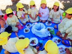 3歳児が芋を食べている様子