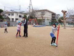 5歳児が竹馬をしている様子