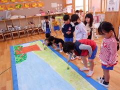 4歳児が劇の壁面を作っている様子