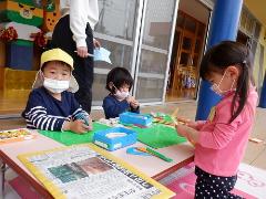 3歳がデッキで粘土をして遊んでいる様子