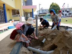 砂場で遊んでいる様子