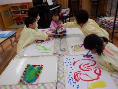 4歳児が絵の具遊びをしている様子