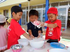 5歳児が泡遊びをしている様子