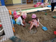 4歳児が砂場で遊んでいる様子