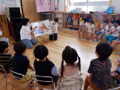 ピュアチュチュの読み聞かせの様子(4歳児)