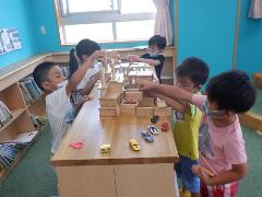 5歳児が駐車場を作っている様子