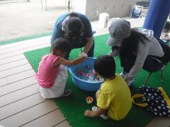 3歳児がスーパーボールすくいをしている様子