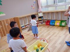 4歳児がボール投げをしている様子