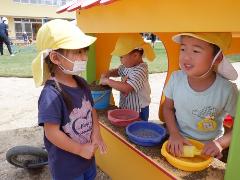 3歳児がお店屋さんをしている様子