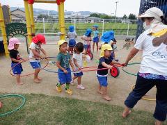 3歳児が列車を作って遊んでいる様子