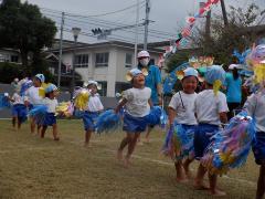 魚の衣装を身に着けて踊る幼児の写真